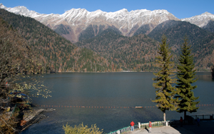 Фото. Знаменитое высокогорное озеро в Абхазии