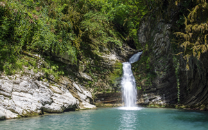 Фото. Самшитовый водопад в национальном парке Сочи