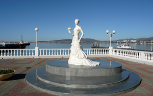 Фото. Скульптура невесты на набережной Геленджика